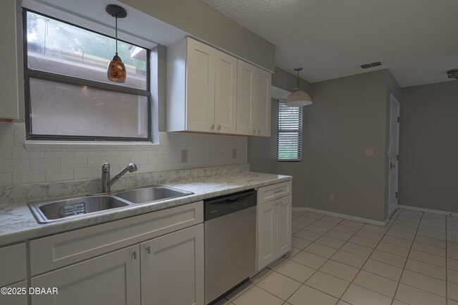 Building Photo - 6175 Sequoia Dr