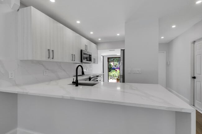 Building Photo - 6680 Thornhill Ct