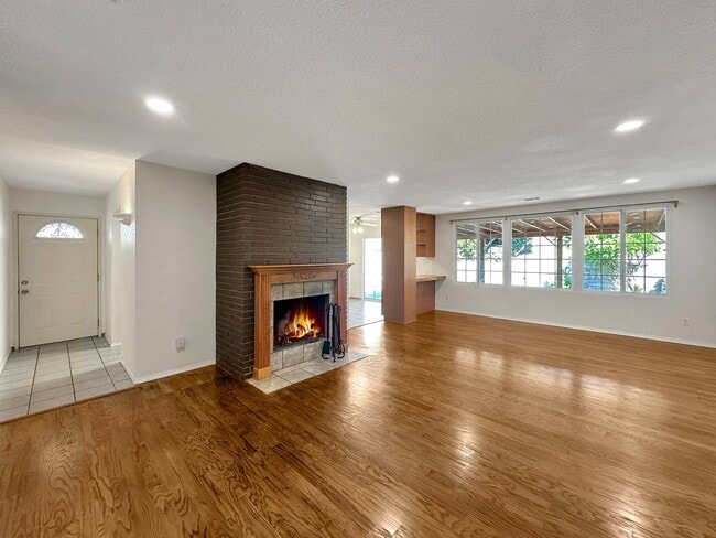 Building Photo - Charming 4BD/2BA House in San Carlos W/ W/...