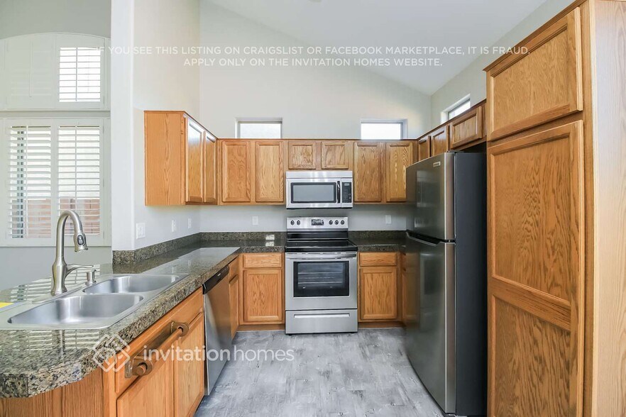 Building Photo - 9912 E Escondido Ave
