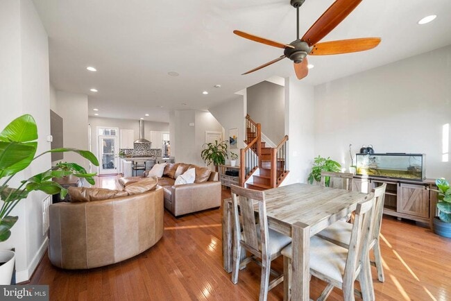 Building Photo - 710 E Howell Ave