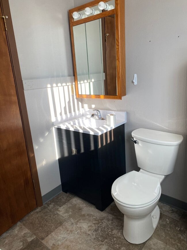 Building Photo - Beautiful, Spacious 3 bed Condo for Rent