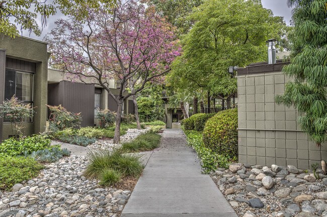 Building Photo - 898 Temple Terrace