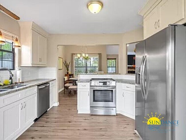 Building Photo - Spacious 3-Bedroom Home in Mary Esther Nea...