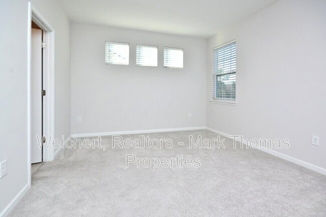 Building Photo - 1043 Manorhaven Dr