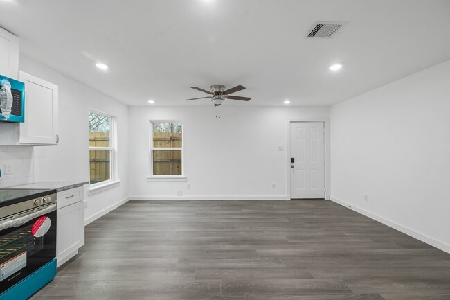 Building Photo - 1054 North Ln