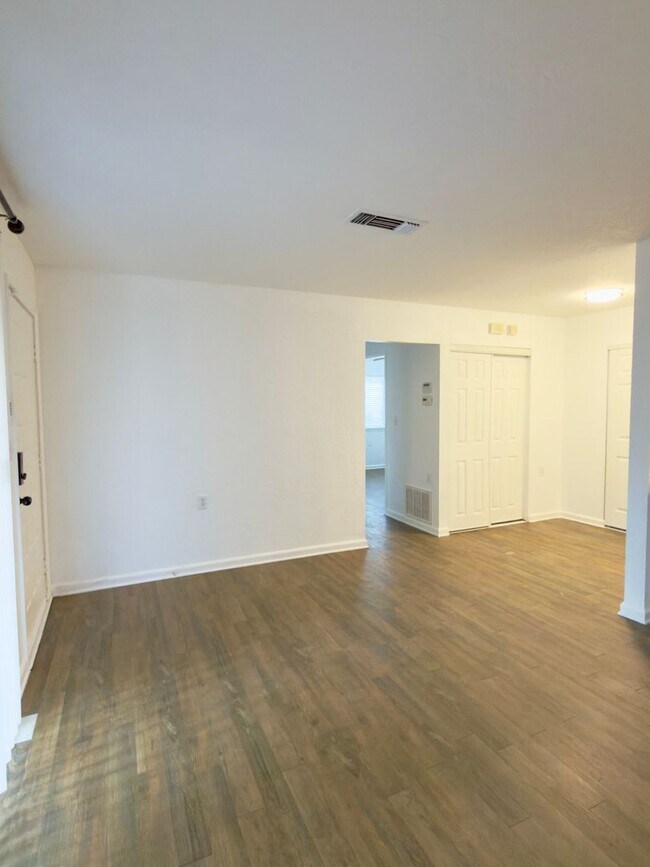 Building Photo - Now available! Charming 2 bed / 1 bath condo in a prime Tallahassee location.