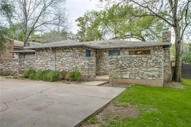 Building Photo - 2313 La Casa Dr