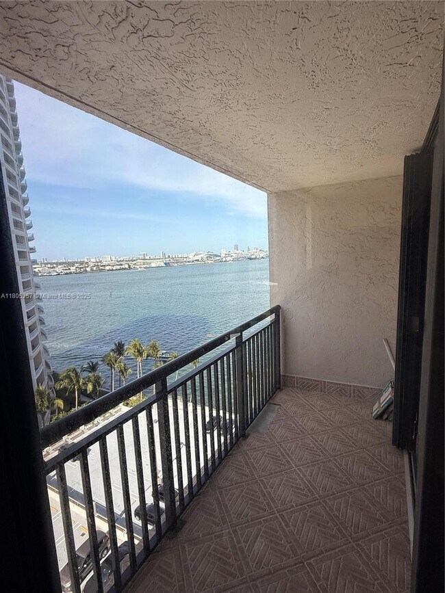 Building Photo - 540 Brickell Key Dr