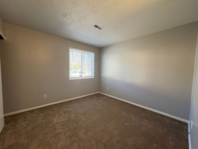 Building Photo - 3 Bedroom, 2.5 Bathroom Condo in High Point!
