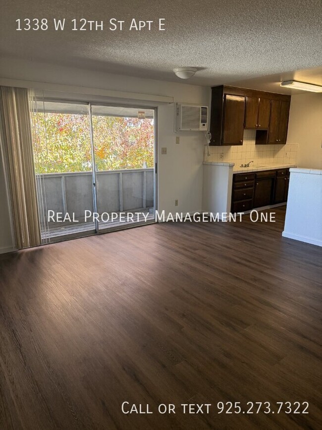 Building Photo - Refreshed 2 Bed, 1 Bath Tracy Apartment