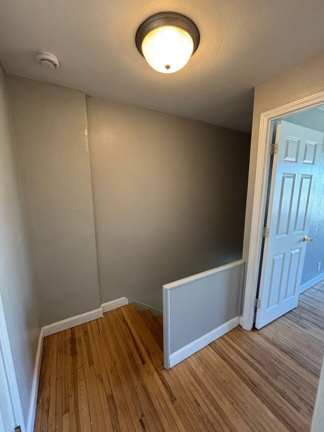 Building Photo - 2 bedroom 1 bath townhouse with walkout basement!