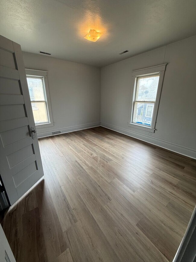 Building Photo - 415 George St