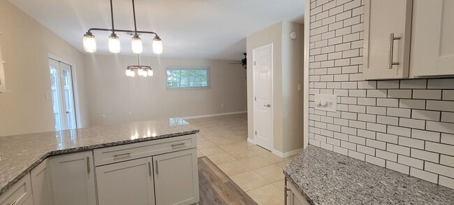 Building Photo - Charming 3/3 Condo