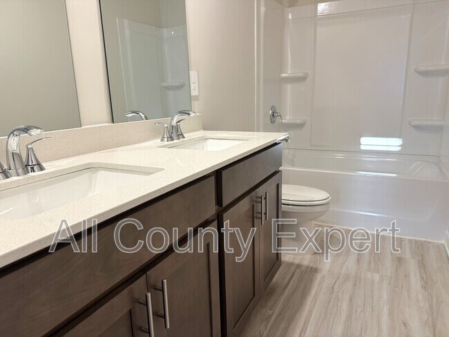 Building Photo - 823 Misty Holw Trl