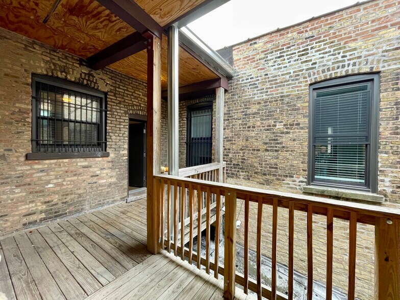 Building Photo - 3405 W Fullerton Ave