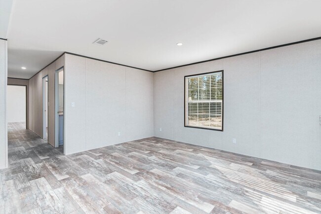 Building Photo - Huge 5 Bedroom 3 Bathroom Hastings Home Located w/ 1 Acre