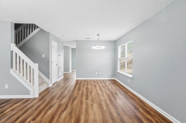 Building Photo - 2 Bedroom End Unit Townhome in University Heights!
