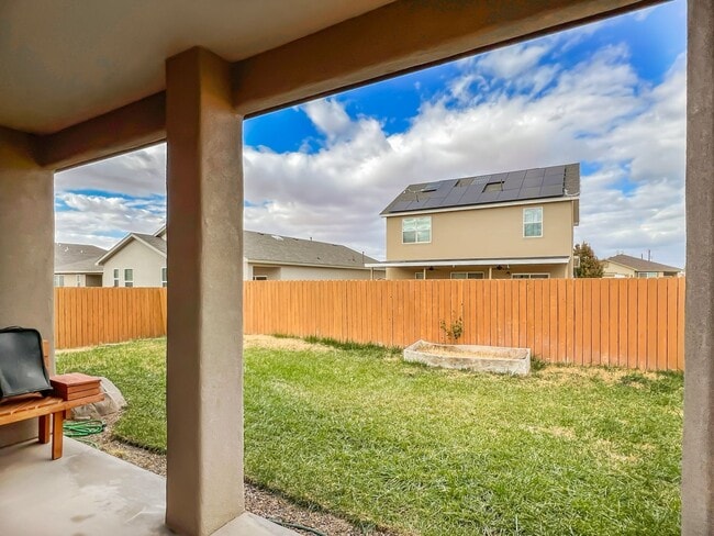 Building Photo - Modern 3 Bed 2 Bath Home - Pet Friendly!
