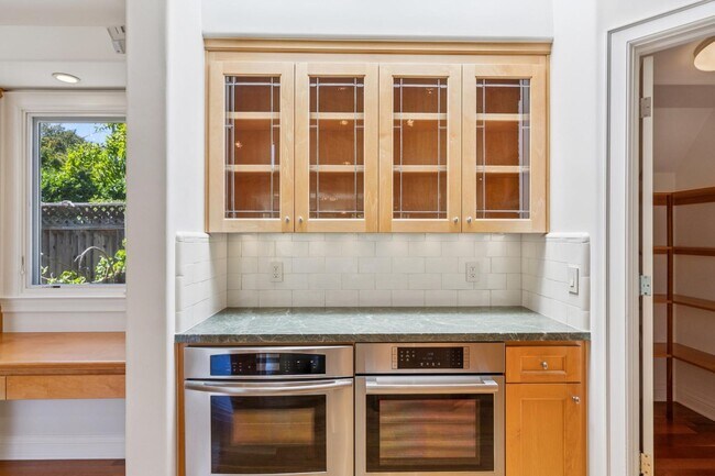 Building Photo - Beautiful, Old-World-style Home in the Heart of Central Menlo Park