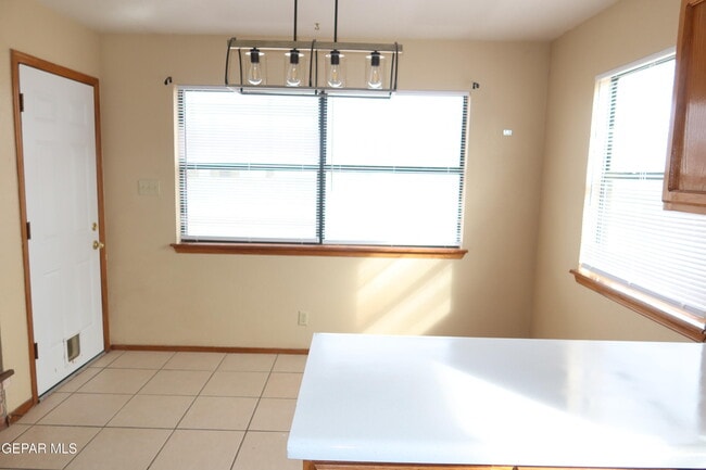 Building Photo - 1137 W Bend Ln