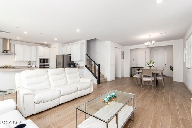 Building Photo - 5747 S Labelle