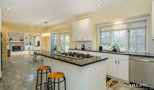 Building Photo - 4 Buckingham Ln