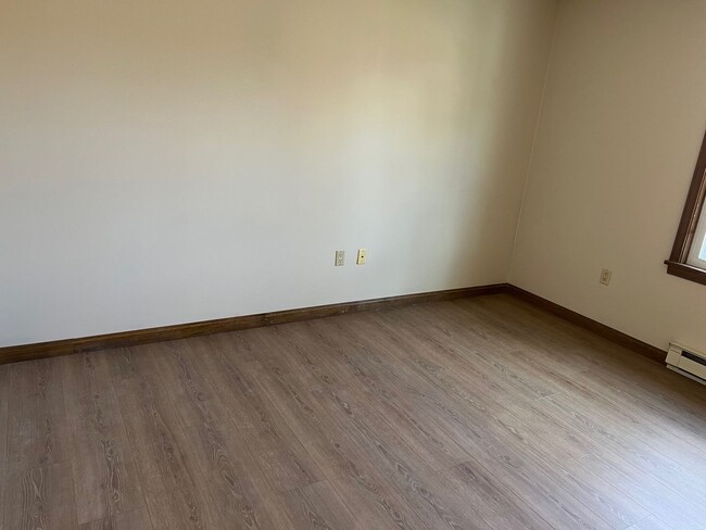 Building Photo - Newly Renovated Spacious 3 Bedroom Townhou...