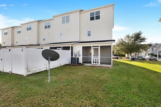 Building Photo - Great Townhome! City Limits! Carolina Forest!