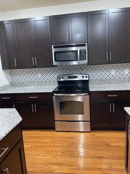 Building Photo - 18865 Bethpage Dr