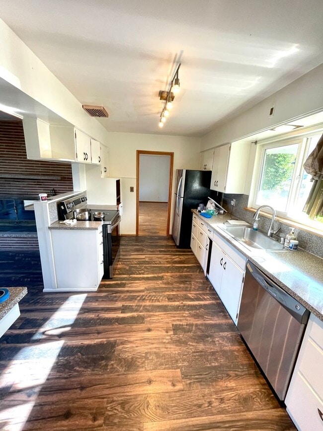 Building Photo - 4-Bedroom North Tacoma Home with Stunning ...