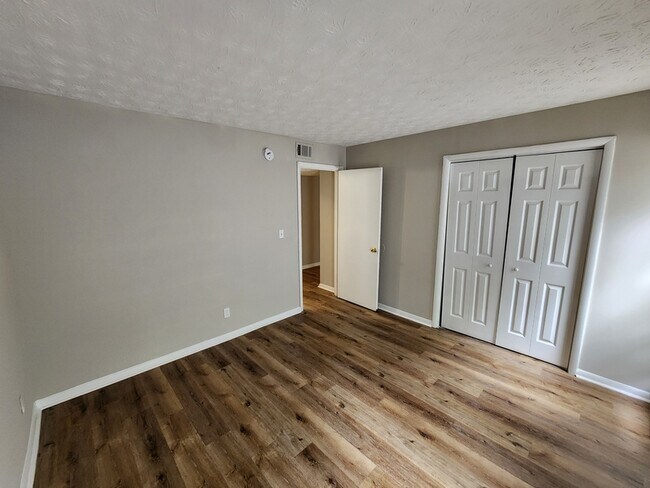 Building Photo - 9400 Roberts Dr