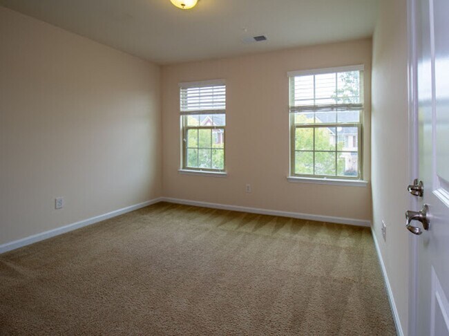 Building Photo - Minutes from Uptown!