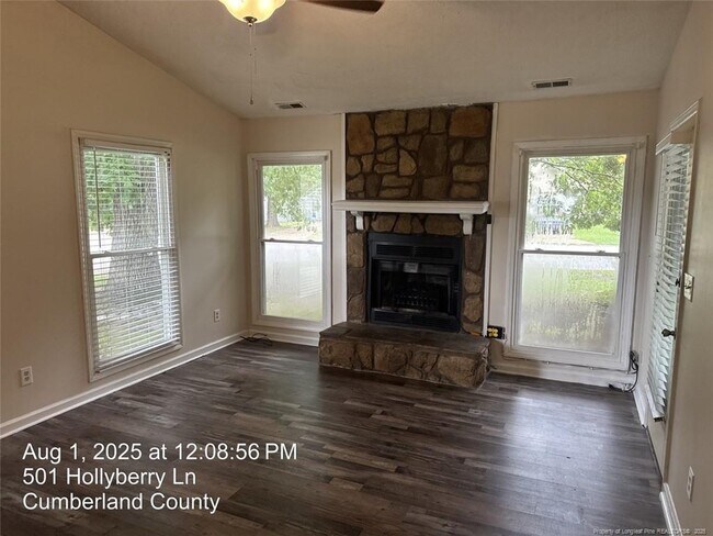 Building Photo - 501 Hollyberry Ln