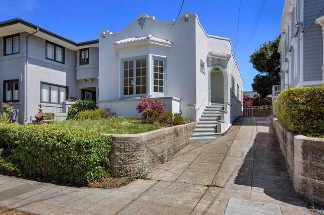 Building Photo - Two Bedroom Home w/ Parking, Private Yard, Laundry + More!