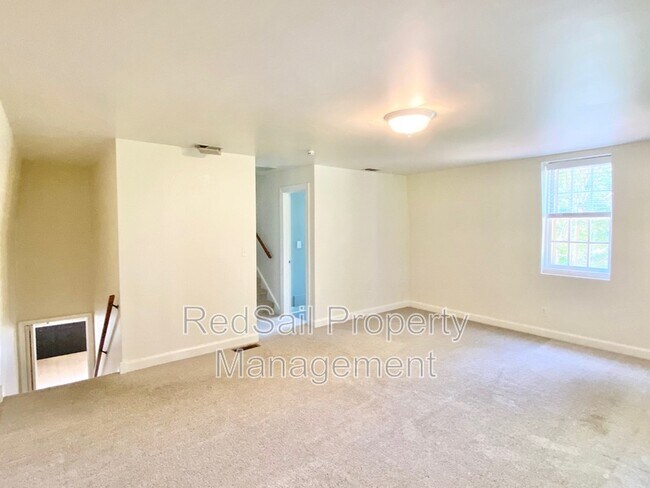 Building Photo - 3928 Oak Dr E