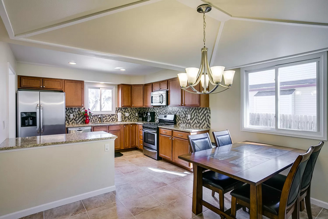Building Photo - Stunning 3Bed 3Bath W/ Moutain views and u...