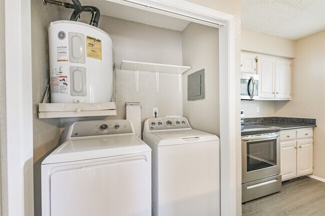 Building Photo - 5646 Birchmont Dr