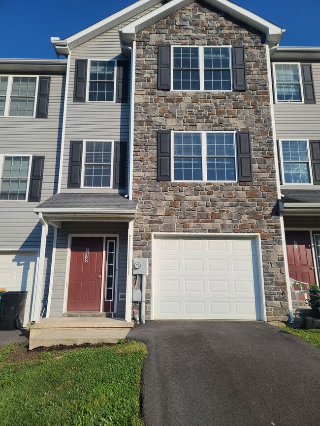 Building Photo - 3 Bedroom Townhouse for Rent in Waynesboro!