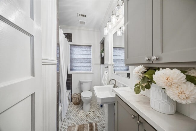 Building Photo - 623 Pecore St