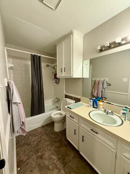 Building Photo - 4011 Woodbriar Dr