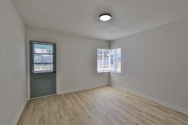 Building Photo - 867 53rd Terrace N