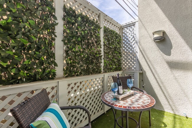 Building Photo - 1007 S Catalina Ave