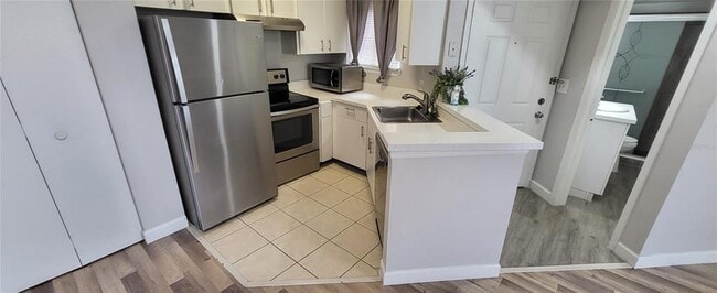 Building Photo - 1972 Lake Atriums Cir