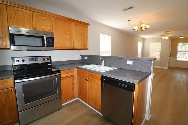 Building Photo - Location! Location! 3 bedroom End Unit Tow...
