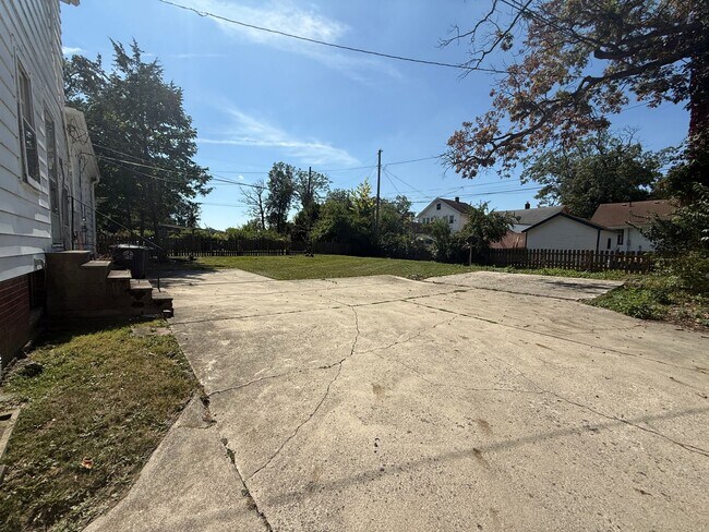 Building Photo - One bedroom available for an immediate mov...