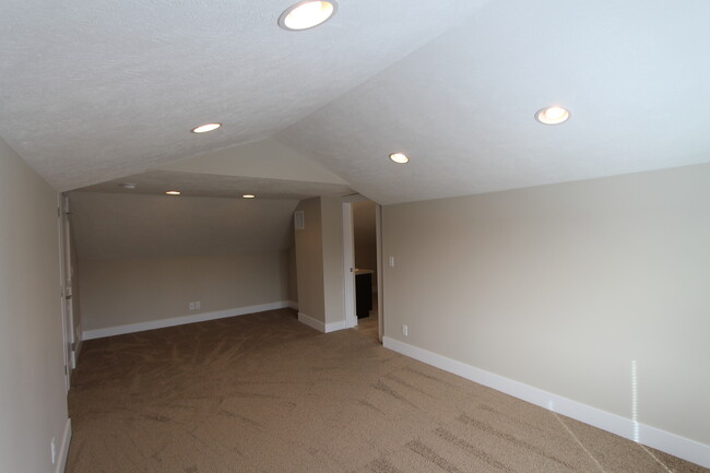 Building Photo - Large 3 bedroom with Open Floor Plan! Clos...