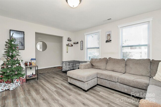 Building Photo - 409 Kickapoo Ave