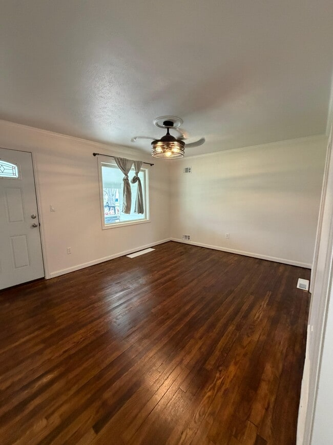 Building Photo - 777 Mannering Rd