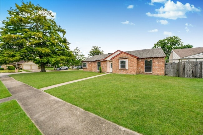 Building Photo - 15834 Fern Basin Dr